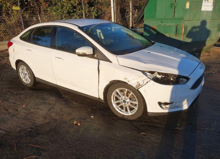 2015 Ford Focus SE (VIN 1FADP3F22FL282677) main photo