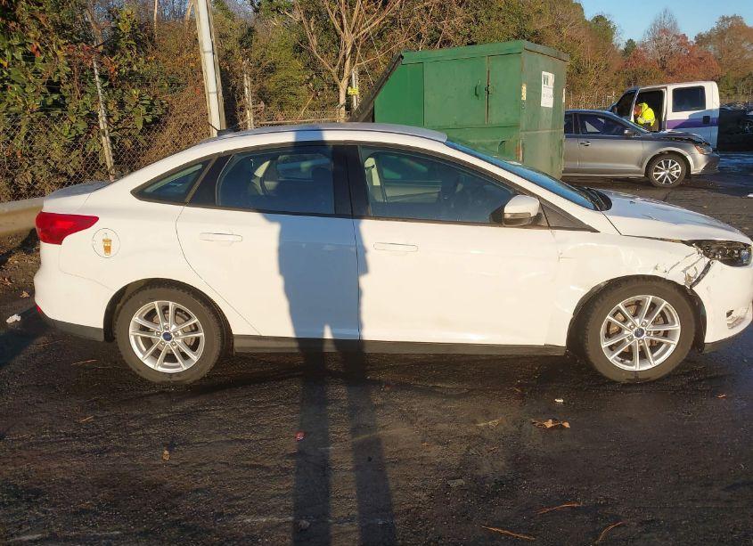 Photo 13 of 2015 Ford Focus SE (VIN 1FADP3F22FL282677)