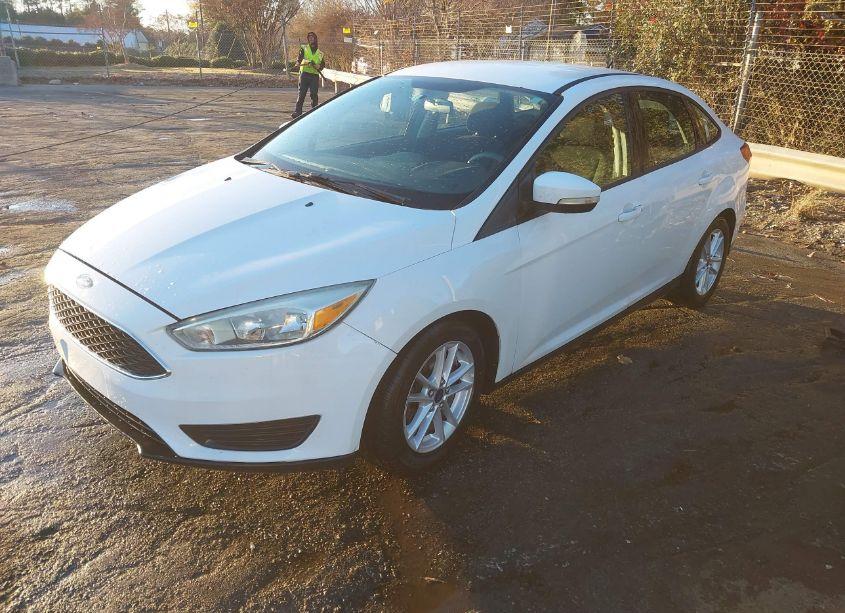 Photo 2 of 2015 Ford Focus SE (VIN 1FADP3F22FL282677)