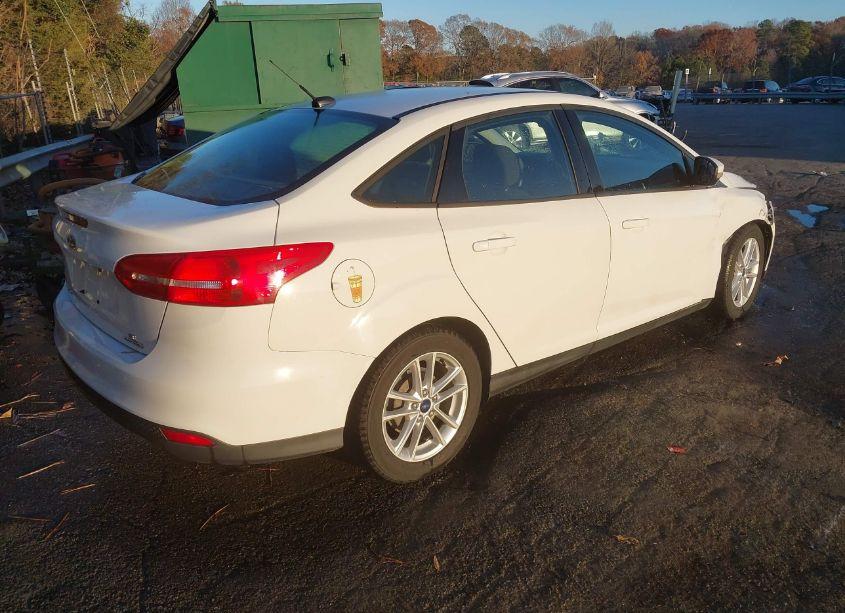 Photo 4 of 2015 Ford Focus SE (VIN 1FADP3F22FL282677)