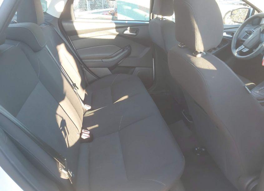 Photo 8 of 2015 Ford Focus SE (VIN 1FADP3F22FL282677)