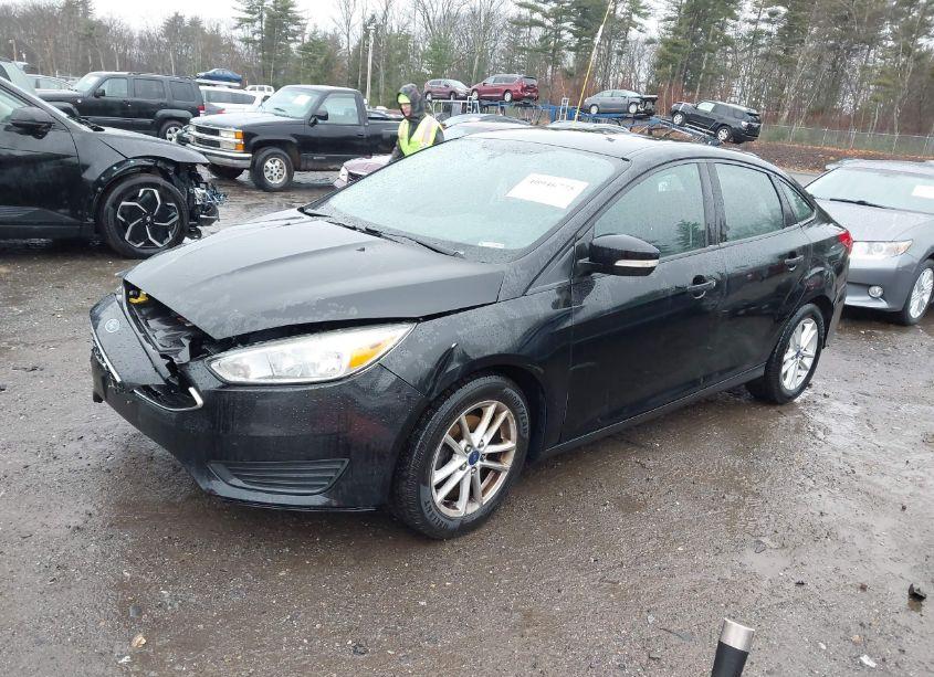 Photo 2 of 2015 Ford Focus SE (VIN 1FADP3F22FL291136)