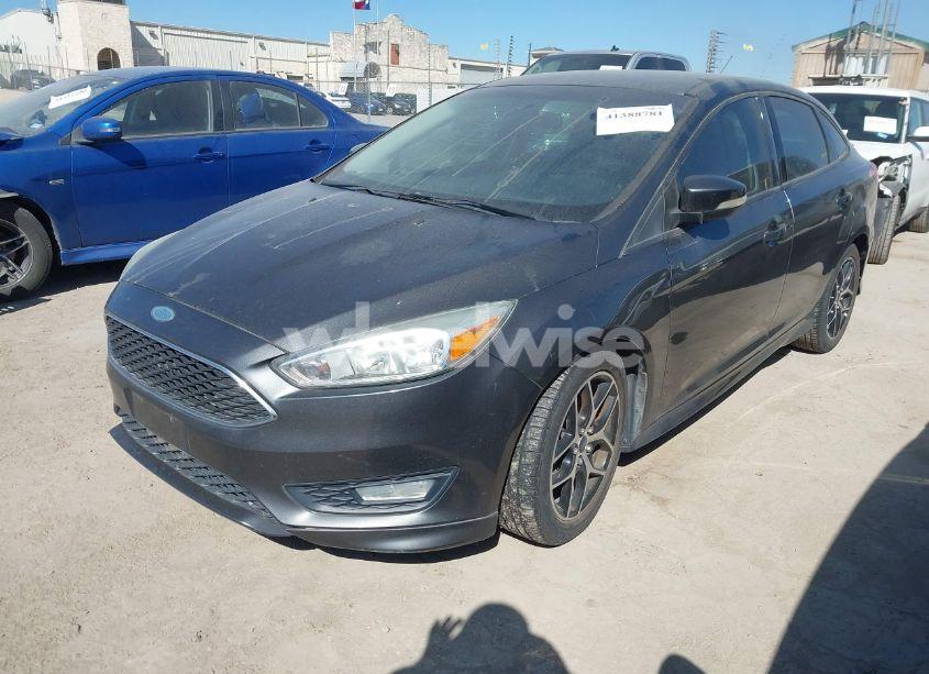 Photo 2 of 2015 Ford Focus SE (VIN 1FADP3F22FL299639)
