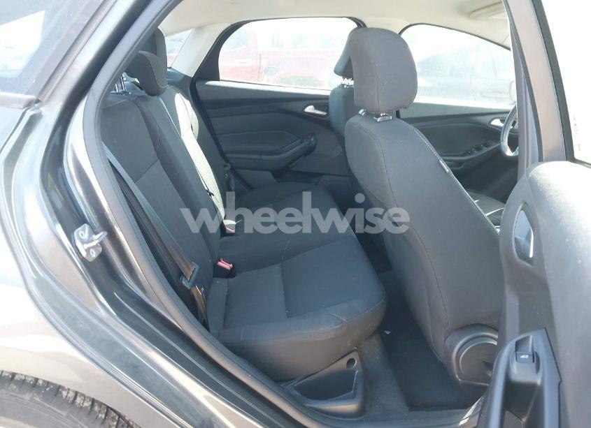 Photo 8 of 2015 Ford Focus SE (VIN 1FADP3F22FL299639)