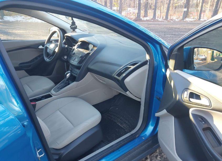 Photo 5 of 2015 Ford Focus SE (VIN 1FADP3F22FL329917)