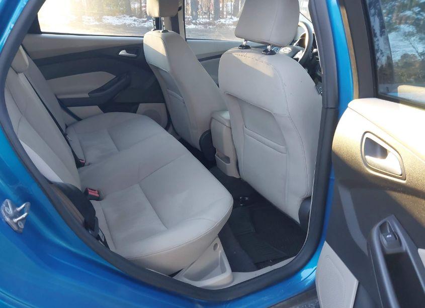 Photo 8 of 2015 Ford Focus SE (VIN 1FADP3F22FL329917)