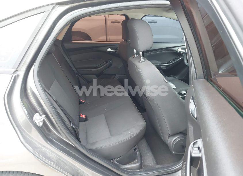 Photo 8 of 2015 Ford Focus SE (VIN 1FADP3F22FL356681)