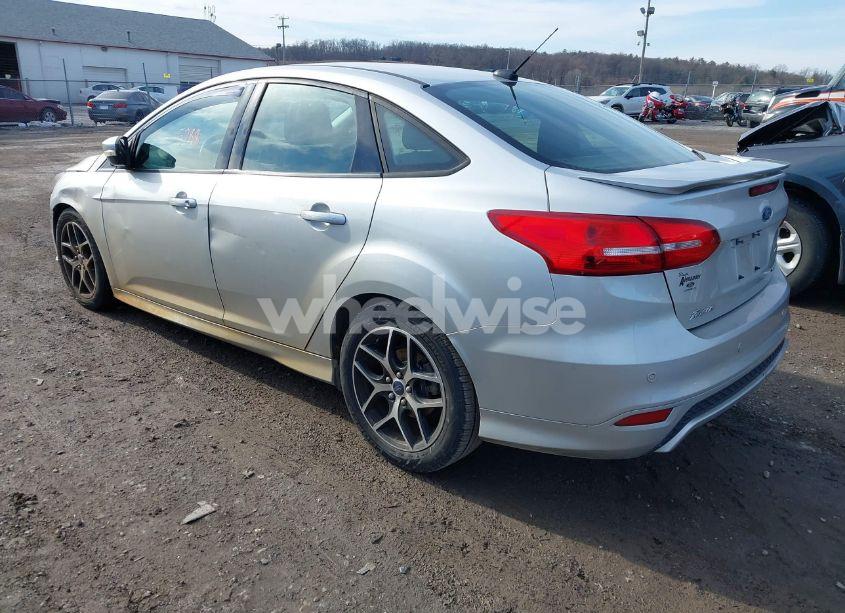 Photo 3 of 2015 Ford Focus SE (VIN 1FADP3F22FL362268)