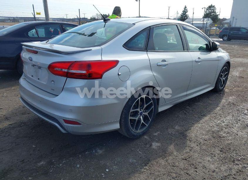 Photo 4 of 2015 Ford Focus SE (VIN 1FADP3F22FL362268)