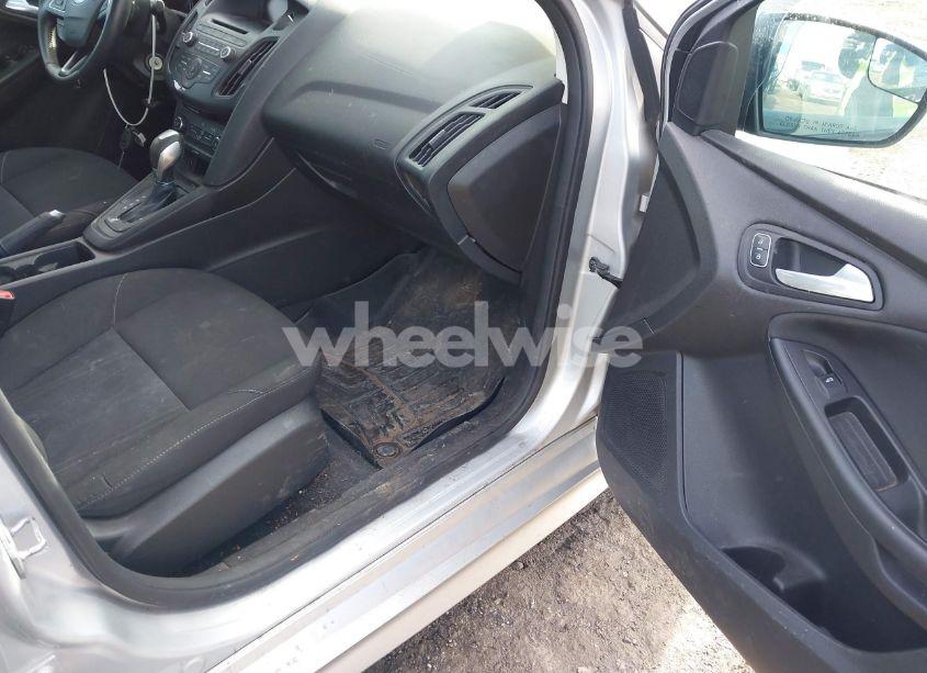 Photo 5 of 2015 Ford Focus SE (VIN 1FADP3F22FL362268)