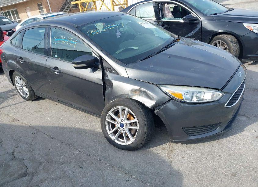 2015 Ford Focus SE (VIN 1FADP3F22FL365381) main photo
