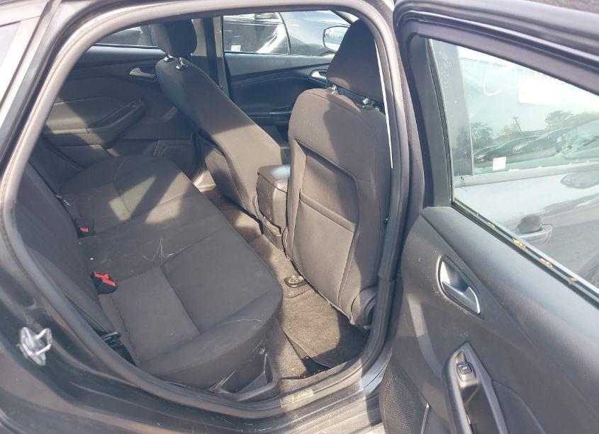 Photo 8 of 2015 Ford Focus SE (VIN 1FADP3F22FL365381)