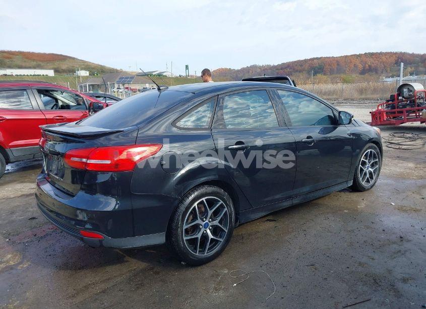 Photo 4 of 2015 Ford Focus SE (VIN 1FADP3F22FL382360)