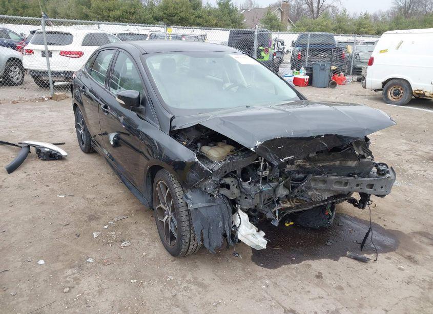 2015 Ford Focus SE (VIN 1FADP3F22FL383170) main photo