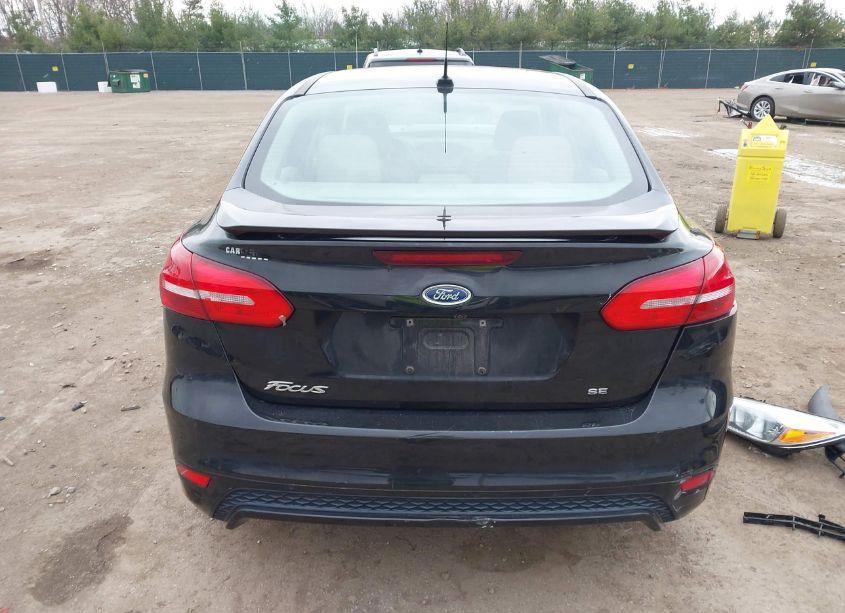 Photo 16 of 2015 Ford Focus SE (VIN 1FADP3F22FL383170)