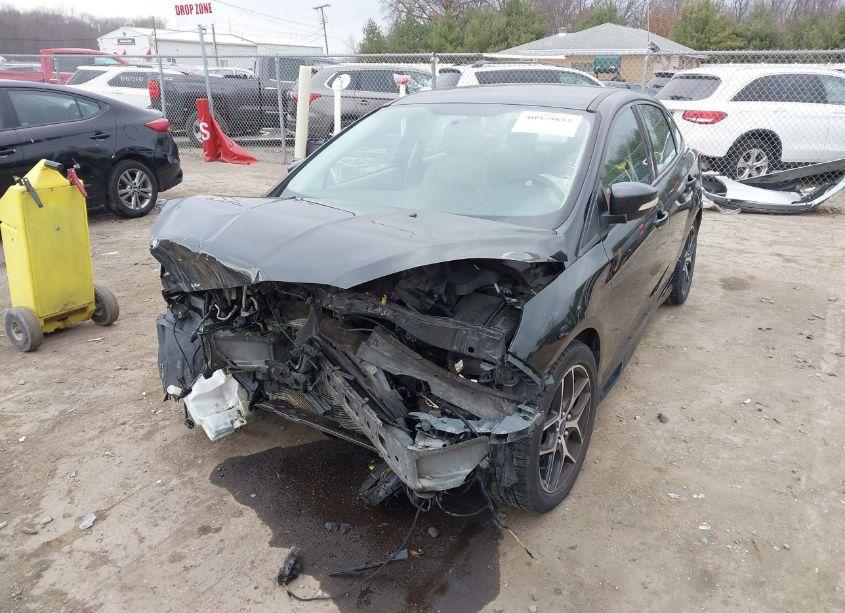 Photo 2 of 2015 Ford Focus SE (VIN 1FADP3F22FL383170)