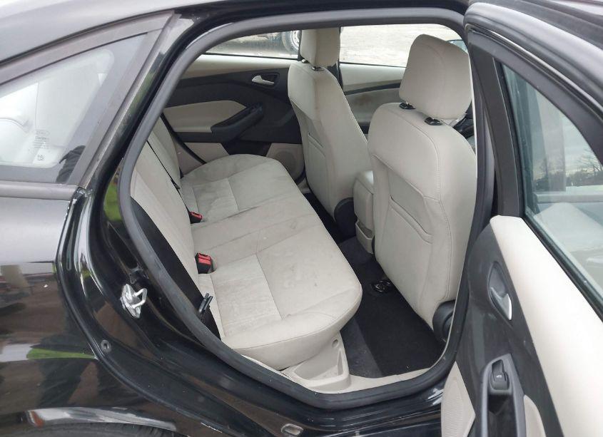 Photo 8 of 2015 Ford Focus SE (VIN 1FADP3F22FL383170)