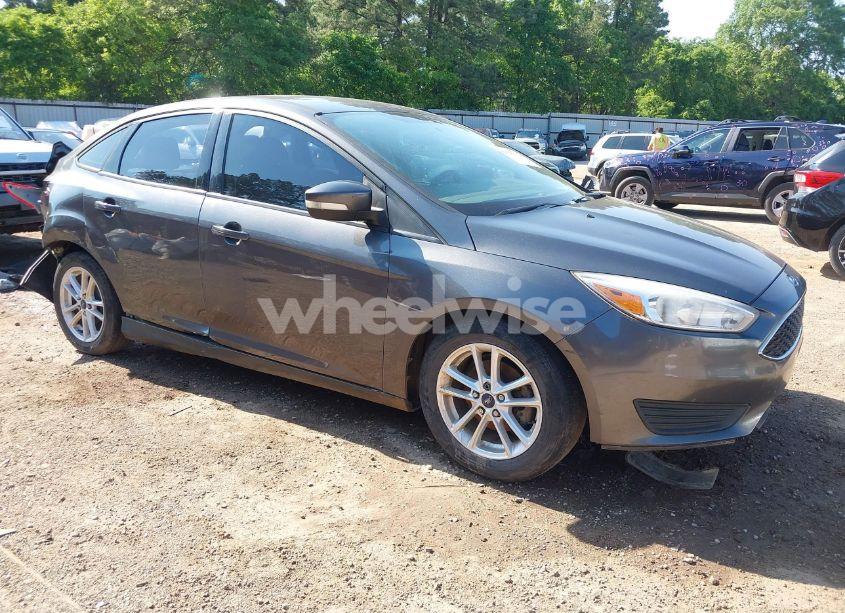 2016 Ford Focus SE (VIN 1FADP3F22GL208595) main photo
