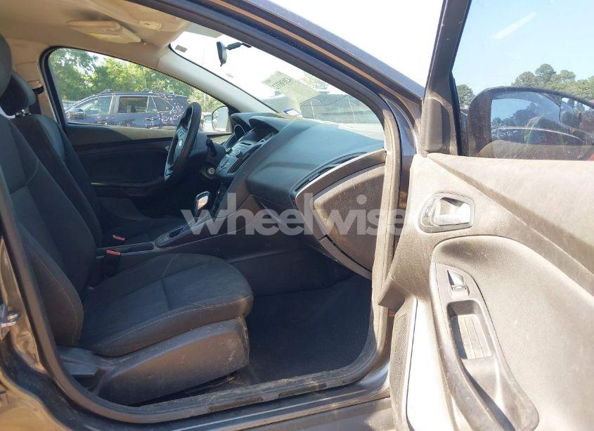 Photo 5 of 2016 Ford Focus SE (VIN 1FADP3F22GL208595)