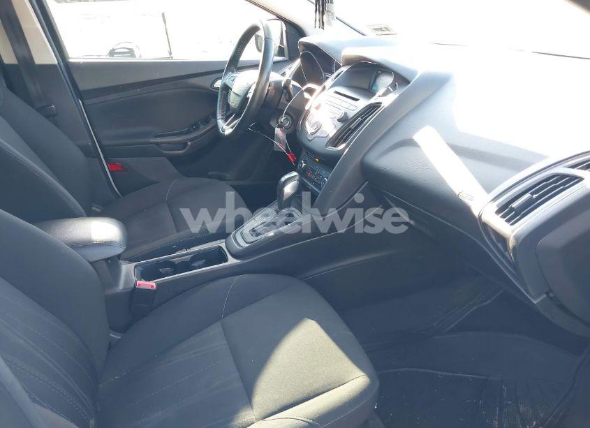 Photo 5 of 2016 Ford Focus SE (VIN 1FADP3F22GL265699)