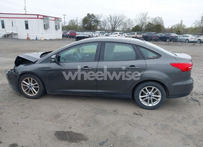 Photo 13 of 2016 Ford Focus SE (VIN 1FADP3F22GL304937)