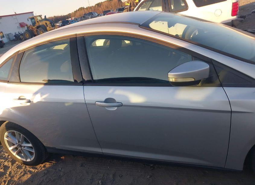 Photo 13 of 2016 Ford Focus SE (VIN 1FADP3F22GL318126)