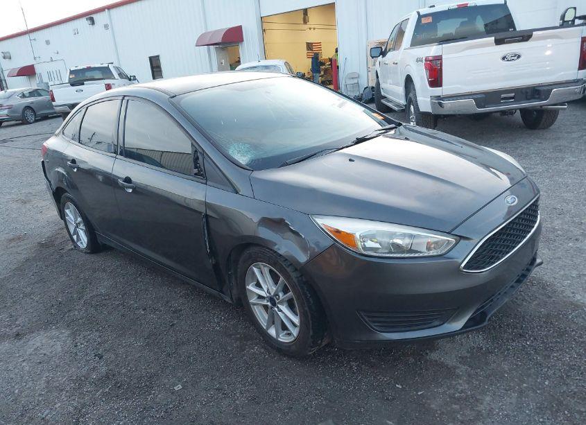 2016 Ford Focus SE (VIN 1FADP3F22GL319017) main photo