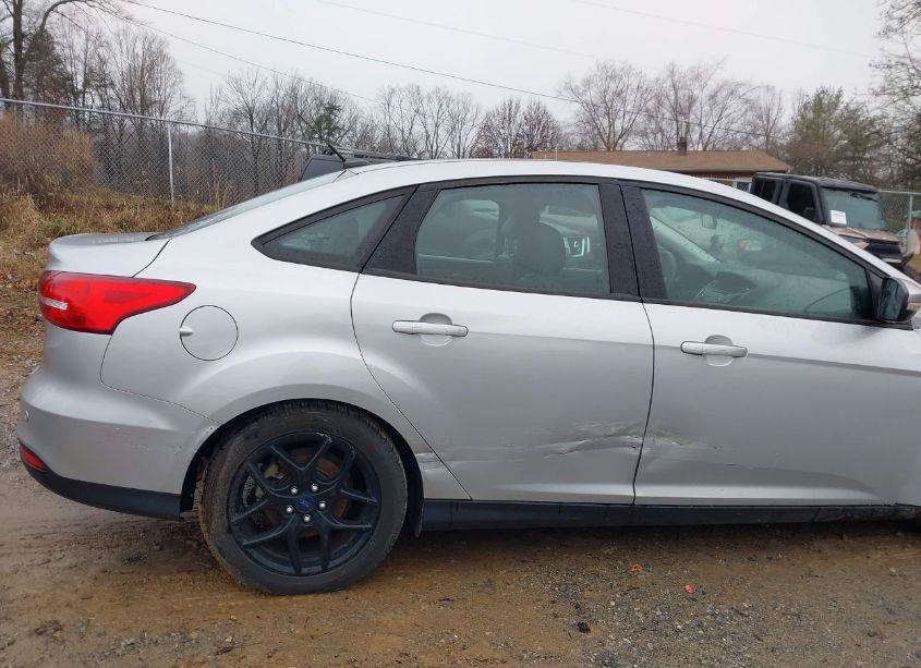 Photo 13 of 2016 Ford Focus SE (VIN 1FADP3F22GL354706)