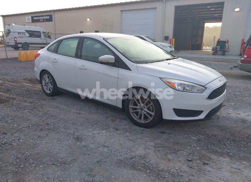 2016 Ford Focus SE (VIN 1FADP3F22GL355984) main photo