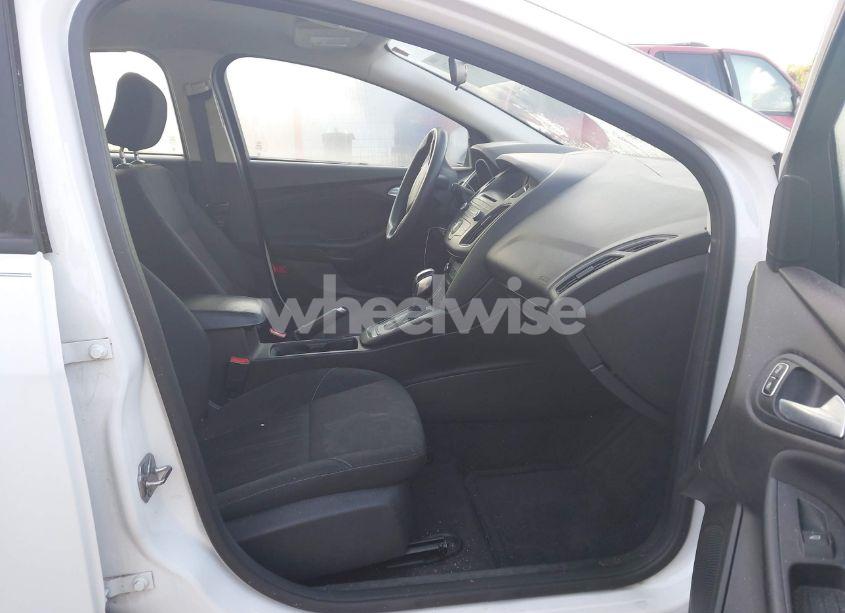 Photo 5 of 2016 Ford Focus SE (VIN 1FADP3F22GL355984)