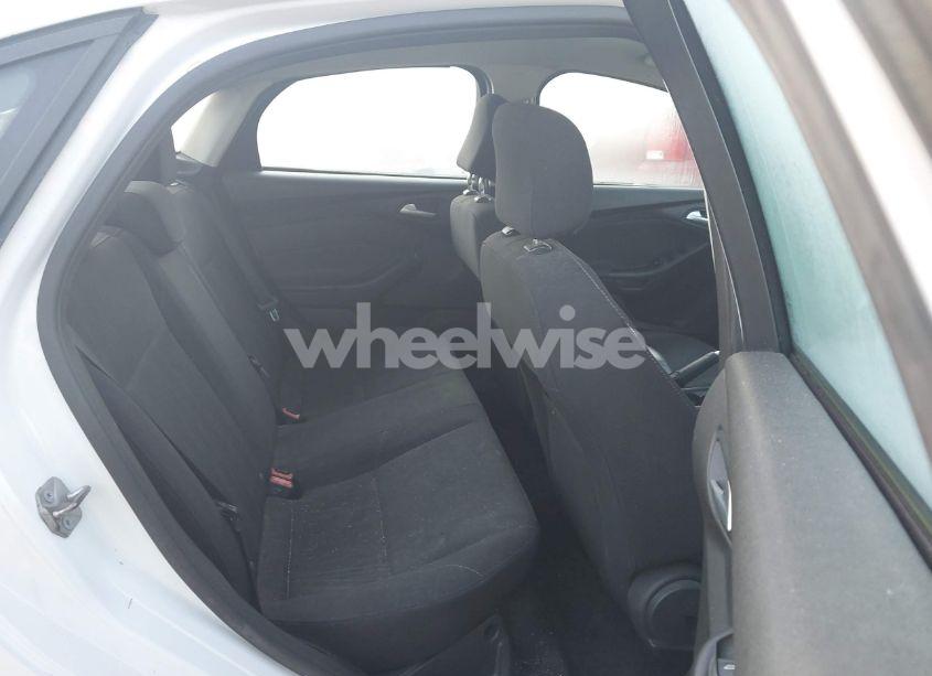 Photo 8 of 2016 Ford Focus SE (VIN 1FADP3F22GL355984)