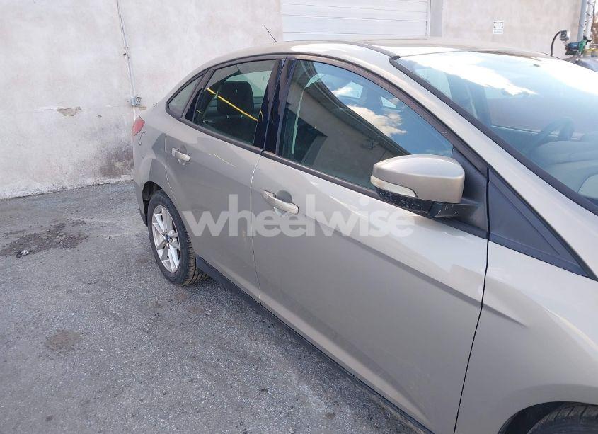 Photo 17 of 2016 Ford Focus SE (VIN 1FADP3F22GL373448)