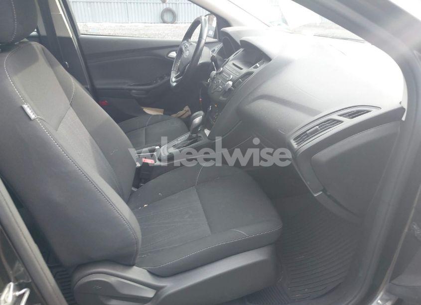 Photo 5 of 2017 Ford Focus SE (VIN 1FADP3F22HL201034)