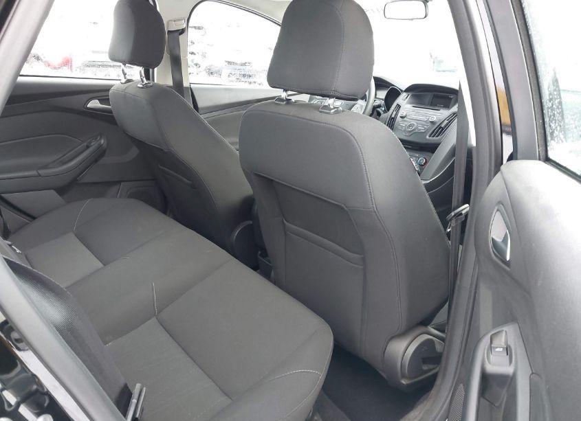 Photo 8 of 2017 Ford Focus SE (VIN 1FADP3F22HL202992)