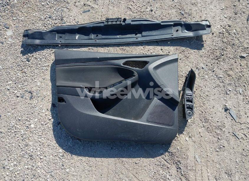 Photo 12 of 2017 Ford Focus SE (VIN 1FADP3F22HL209134)