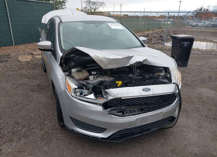 2017 Ford Focus SE (VIN 1FADP3F22HL267549) main photo