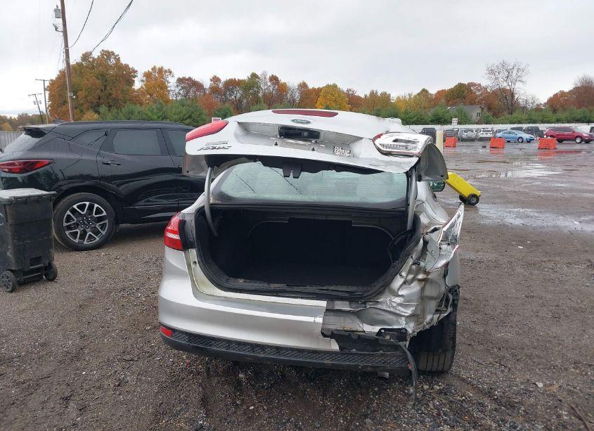Photo 16 of 2017 Ford Focus SE (VIN 1FADP3F22HL267549)