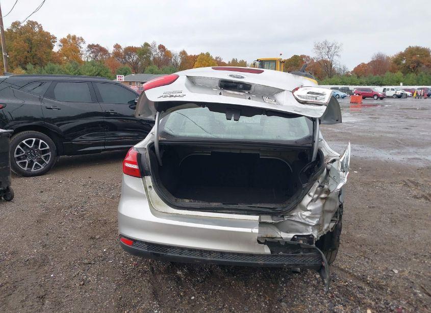 Photo 6 of 2017 Ford Focus SE (VIN 1FADP3F22HL267549)