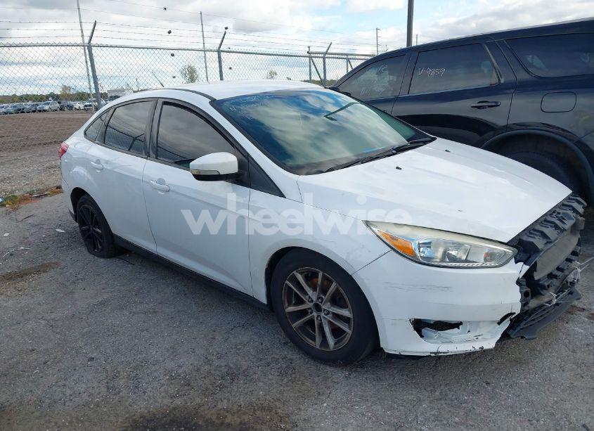 2017 Ford Focus SE (VIN 1FADP3F22HL302378) main photo