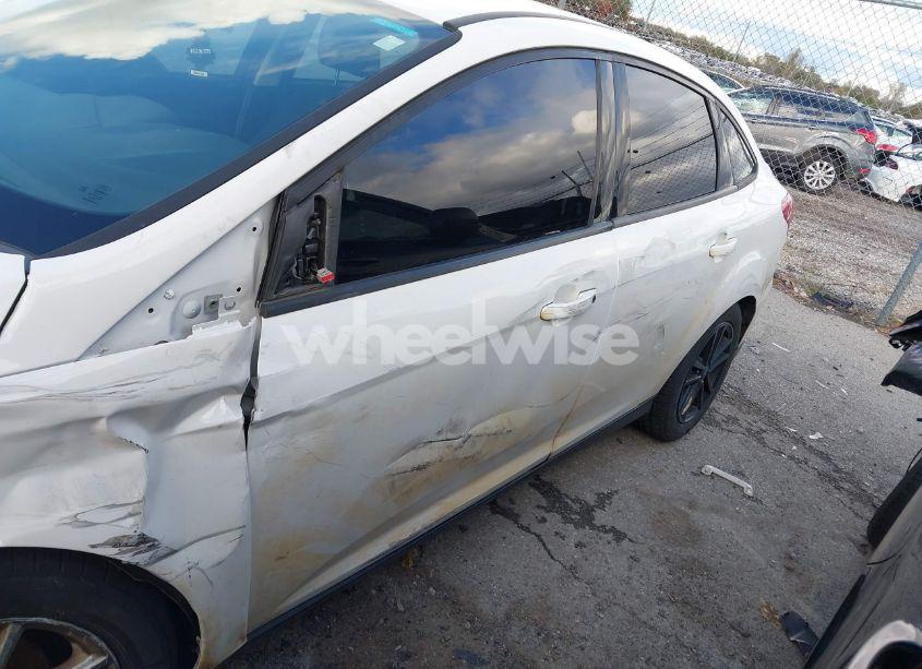 Photo 17 of 2017 Ford Focus SE (VIN 1FADP3F22HL302378)