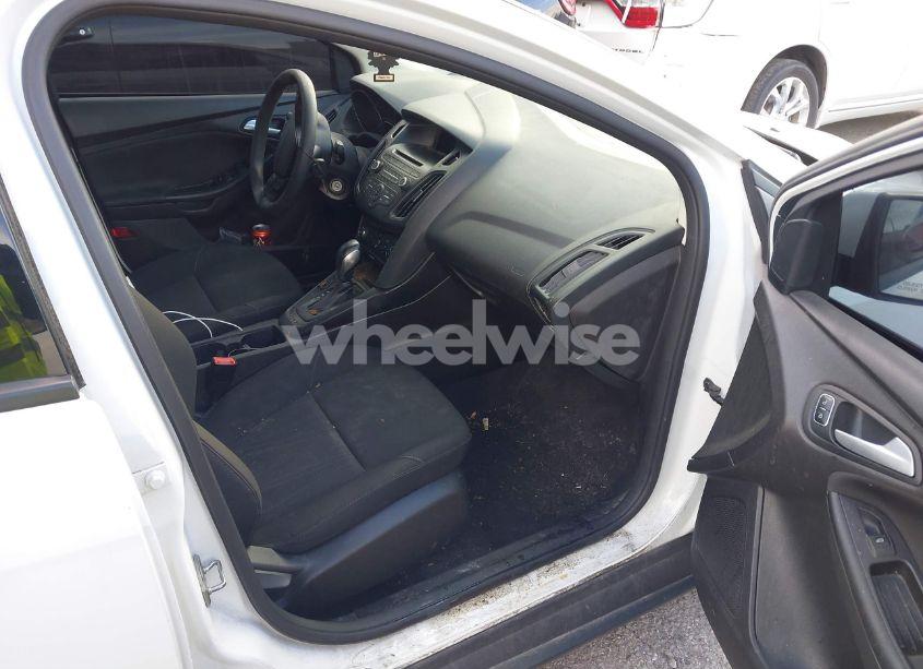 Photo 5 of 2017 Ford Focus SE (VIN 1FADP3F22HL302378)