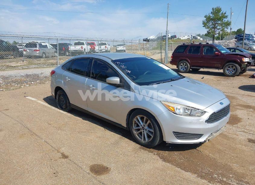 2018 Ford Focus SE (VIN 1FADP3F22JL237991) main photo