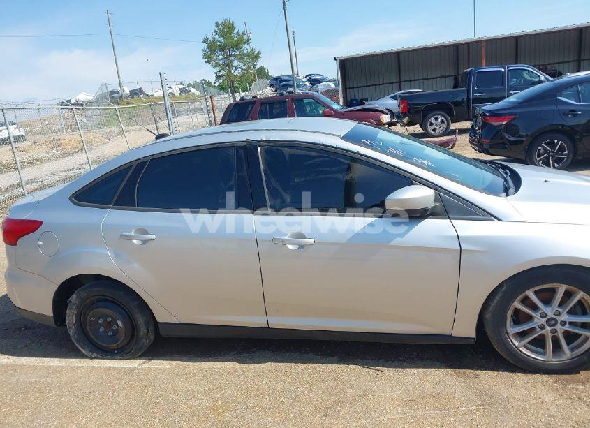 Photo 13 of 2018 Ford Focus SE (VIN 1FADP3F22JL237991)