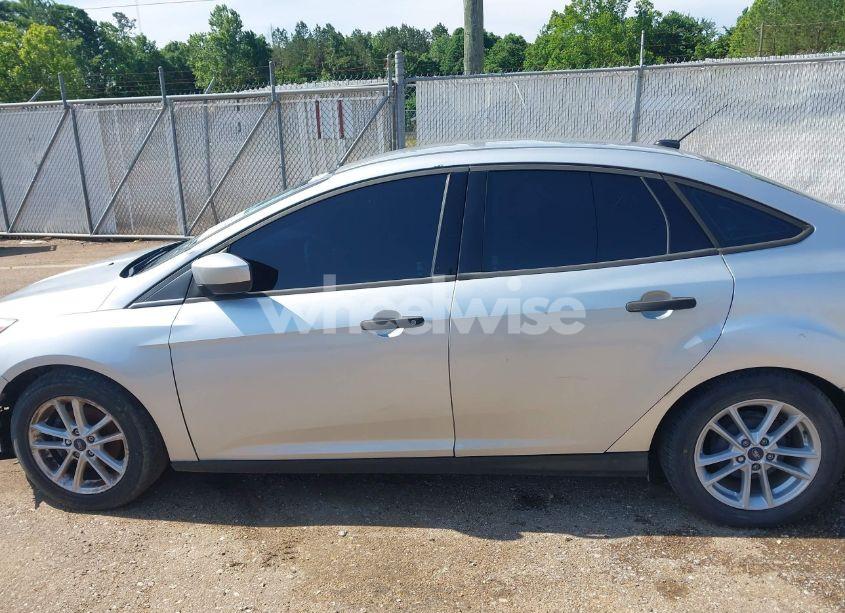 Photo 14 of 2018 Ford Focus SE (VIN 1FADP3F22JL237991)