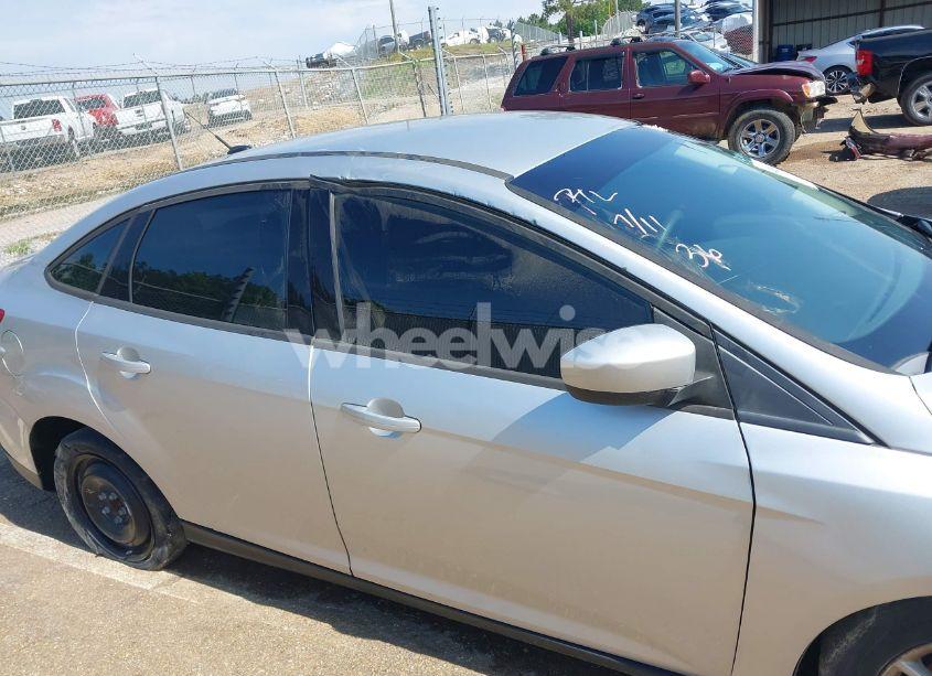 Photo 19 of 2018 Ford Focus SE (VIN 1FADP3F22JL237991)