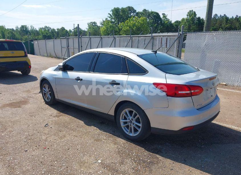 Photo 3 of 2018 Ford Focus SE (VIN 1FADP3F22JL237991)