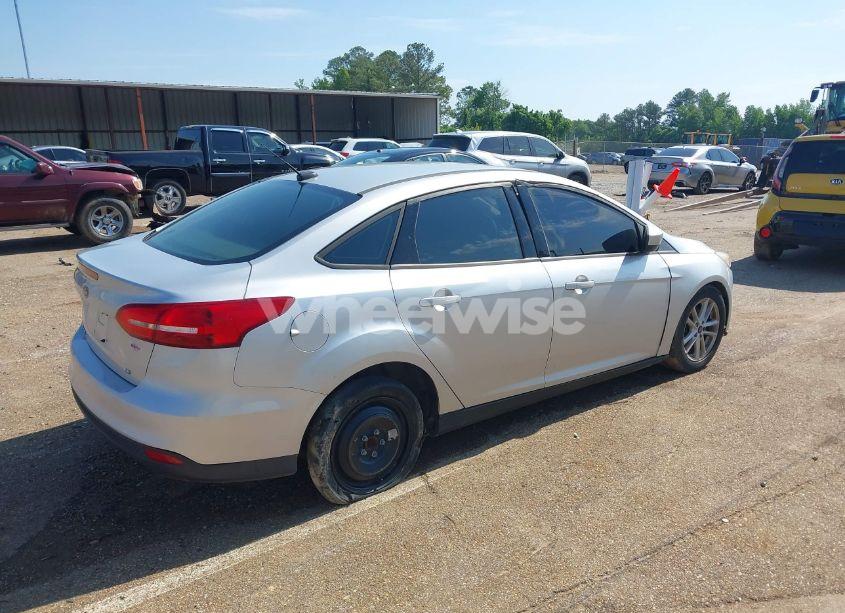 Photo 4 of 2018 Ford Focus SE (VIN 1FADP3F22JL237991)