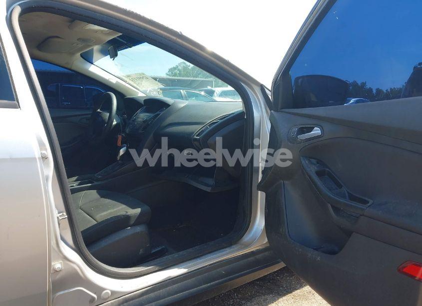 Photo 5 of 2018 Ford Focus SE (VIN 1FADP3F22JL237991)