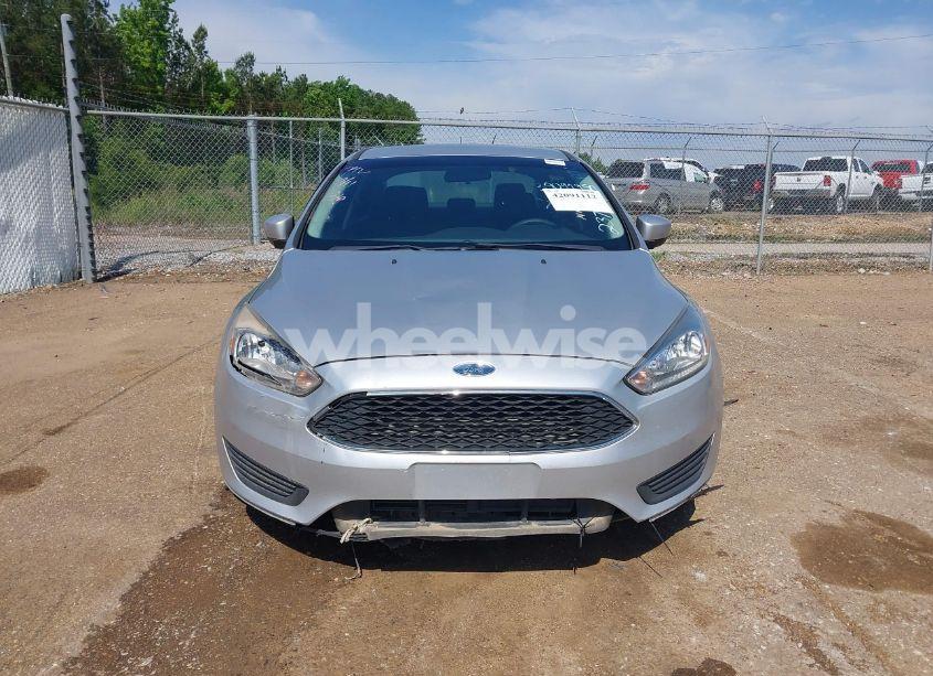 Photo 6 of 2018 Ford Focus SE (VIN 1FADP3F22JL237991)