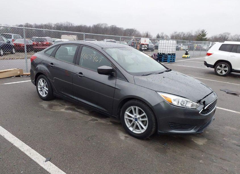 2018 Ford Focus SE (VIN 1FADP3F22JL238753) main photo